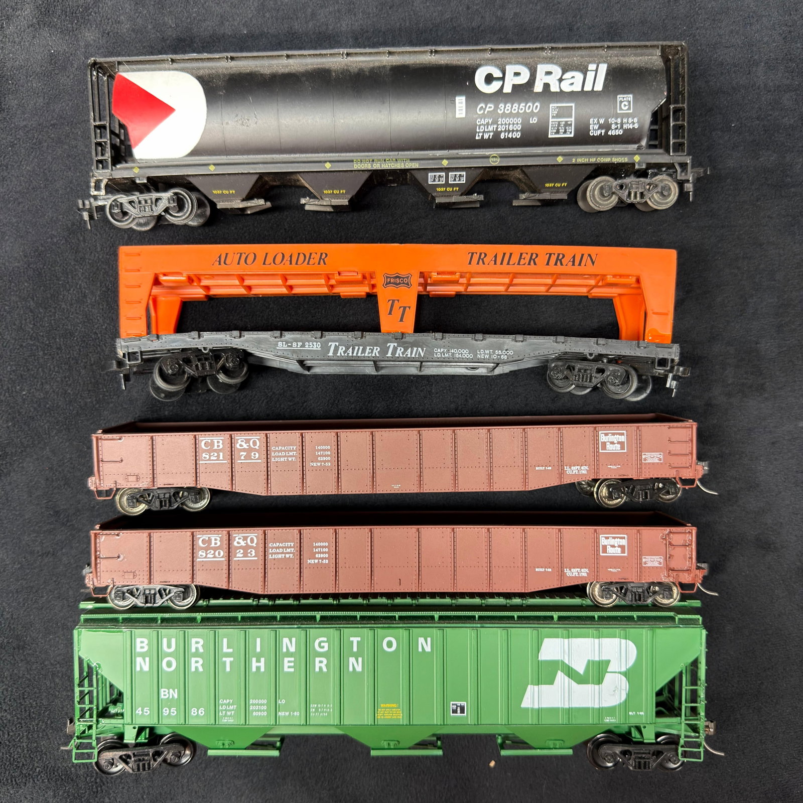 Five HO Scale Freight Cars CP Rail Burlington and Trailer Train Loader CP Rail (1 of 6)
