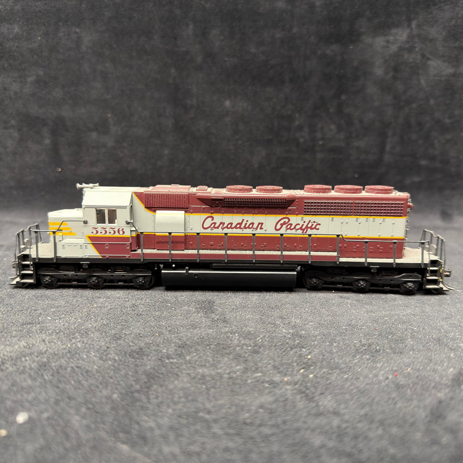 Canadian Pacific No. 5556 HO Scale Diesel Locomotive Model Train (1 of 7)