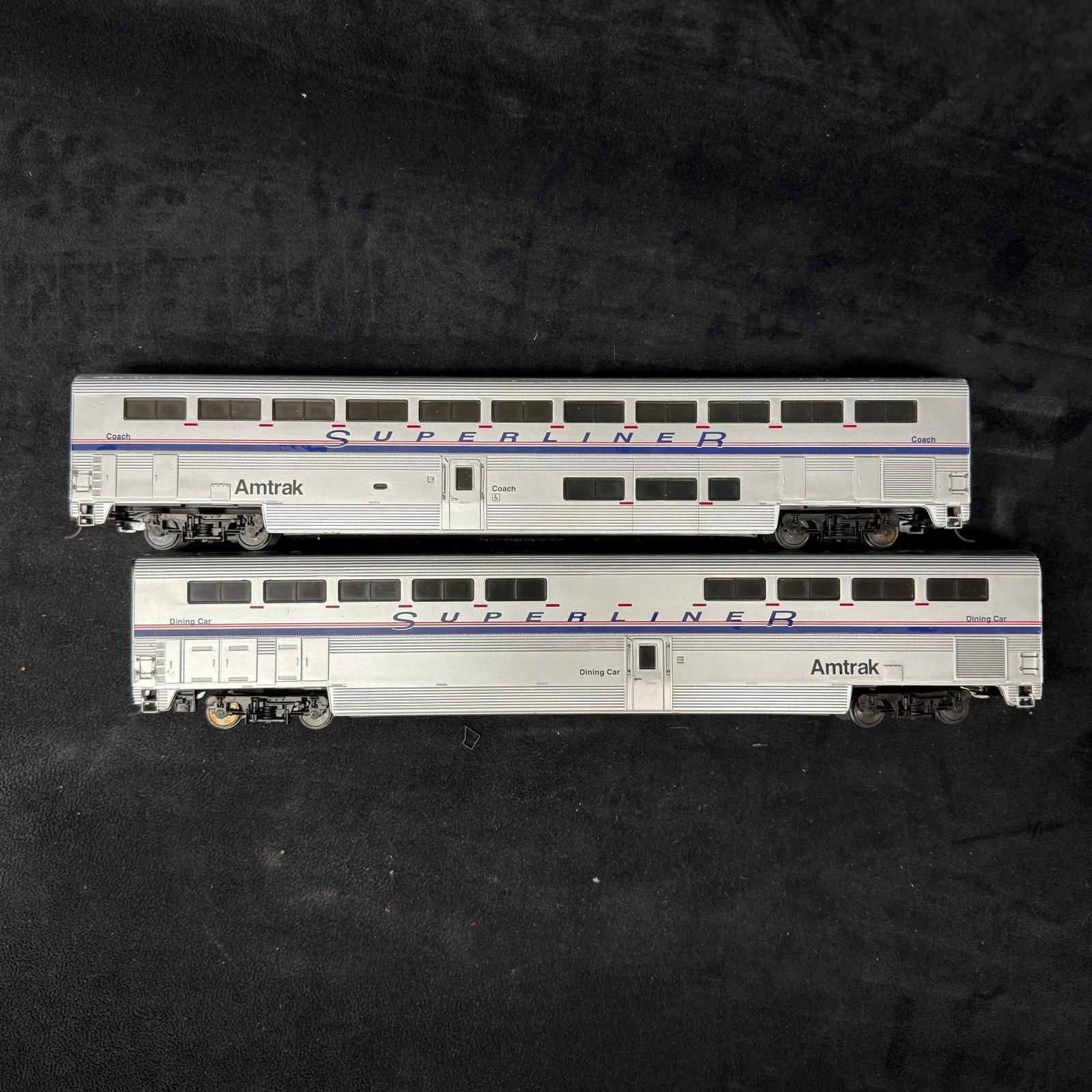 Pair Walthers Amtrak Superliner HO Scale Model Coach and Dining Cars (1 of 4)