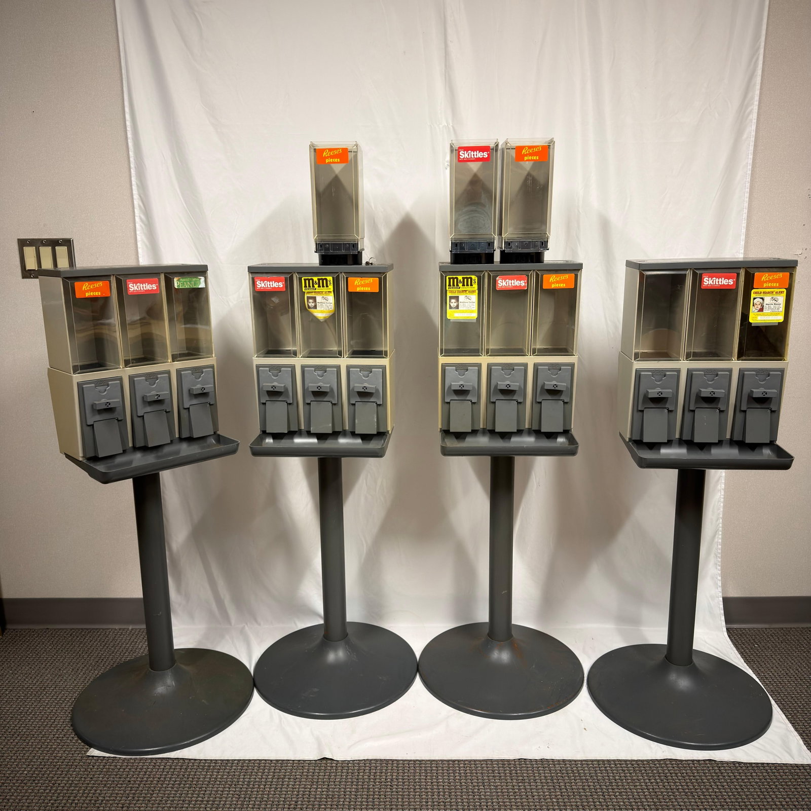 Vendstar 3000 Commercial Bulk Candy Snack Vending Machine Lot of 4 Stands Extra Dispensers Keys: Lot of four (4) Vendstar 3000 commercial bulk vending machines mounted on pedestal stands. Includes one (1) matching set of keys and three (3) additional Vendstar dispensing hopper assemblies. Machine