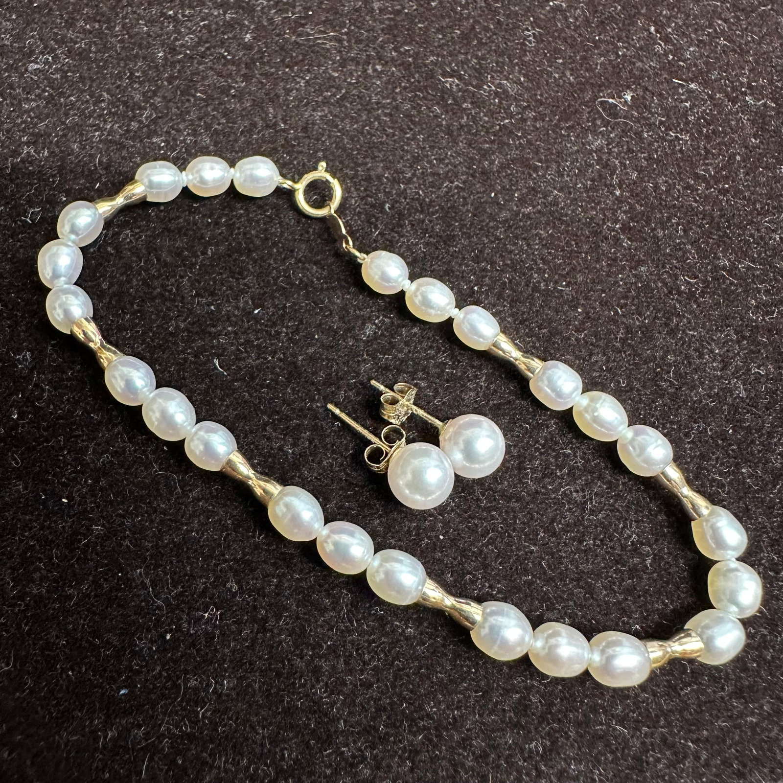 14K Gold Pearl Necklace and Matching Pearl Stud Earrings Set: This item is in good pre-owned, previously used/displayed condition with noticeable light wear and surface scratches. Please reference all photos for full details. This piece of jewelry has been teste