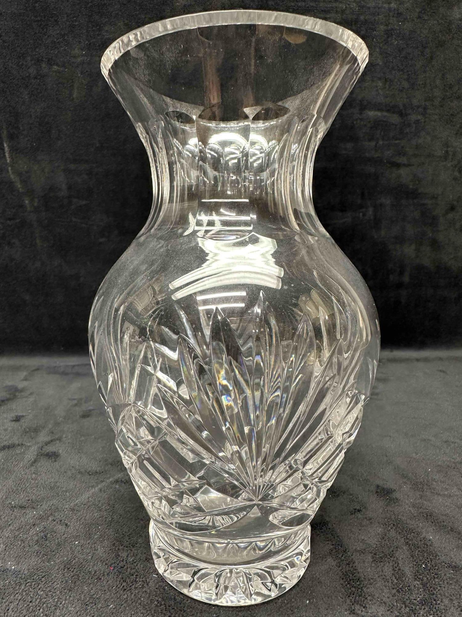 Sunburst Style Design Clear Glass Flower Vase: Minor chip or break in the glass near the rim of the vase. No other chips, cracks, or breaks in the glass. This item is in good pre-owned, previously displayed condition with light wear, and surface s