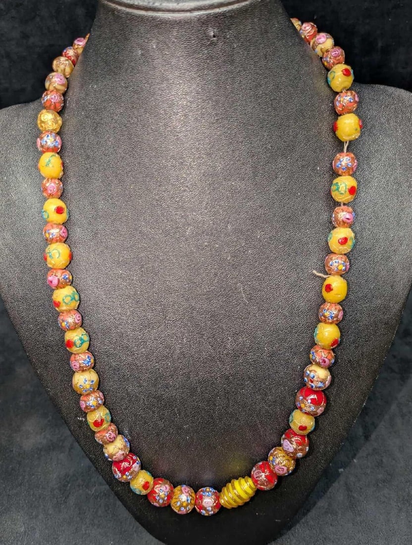 Vintage Italian Murano Red And Yellow Art Glass Bead Necklace MMM: Vintage Italian Murano Red And Yellow Art Glass Bead Necklace MMM Glass beads with hand painted designs. Is approx 28" and it weighs 0.28lb. The necklace beads a are a little loose and the string can 