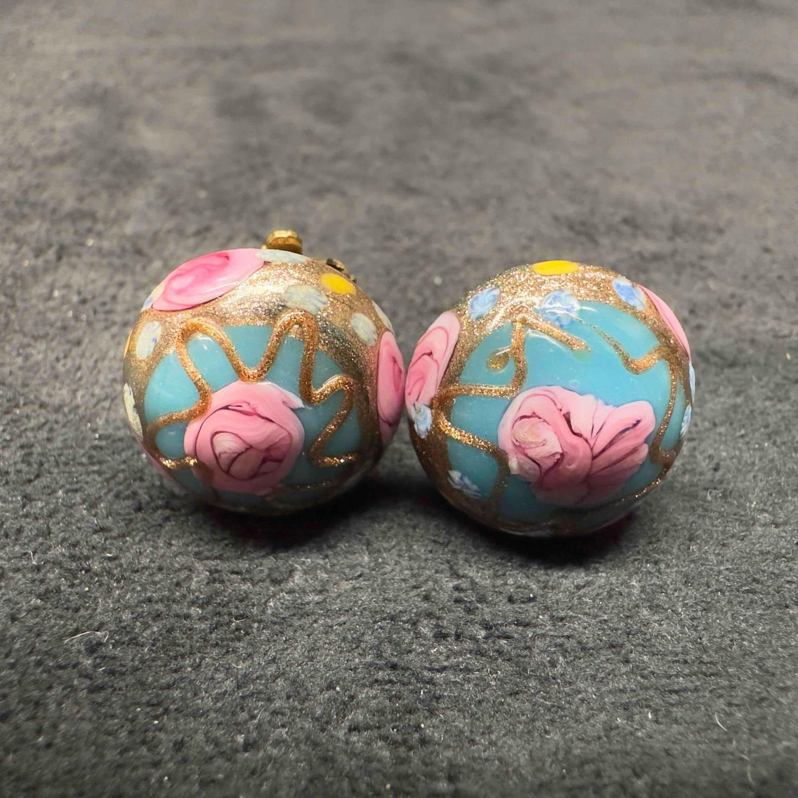 Murano Venetian Art Glass Lamp Work Blue Pink Flower Copper Accents Circle Bead Earrings F39: Murano Venetian Art Glass Lamp Work Blue Pink Flower Copper Accents Circle Bead Earrings F39. Earrings with blue glass beads with beautiful designs on each. The earrings feature pink floral and