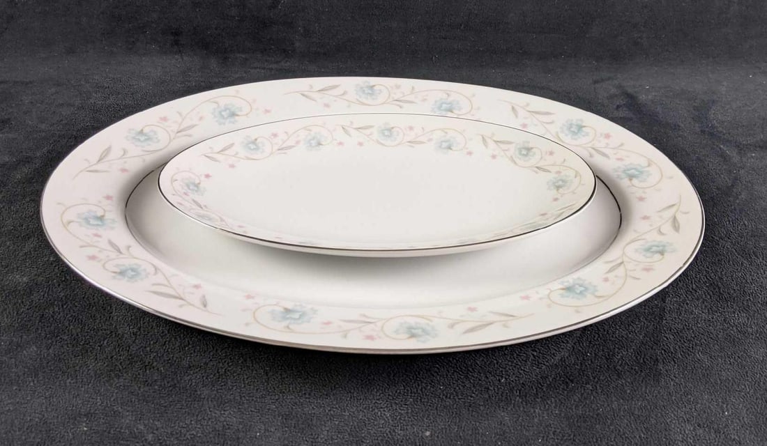 English Garden Fine China Oval Serving Dishes: English Garden Fine China Oval Serving Dishes This lot comes with two oval serving dishes. One is a large main course serving dish and the other is a smaller side serving dish. These dishes are in goo