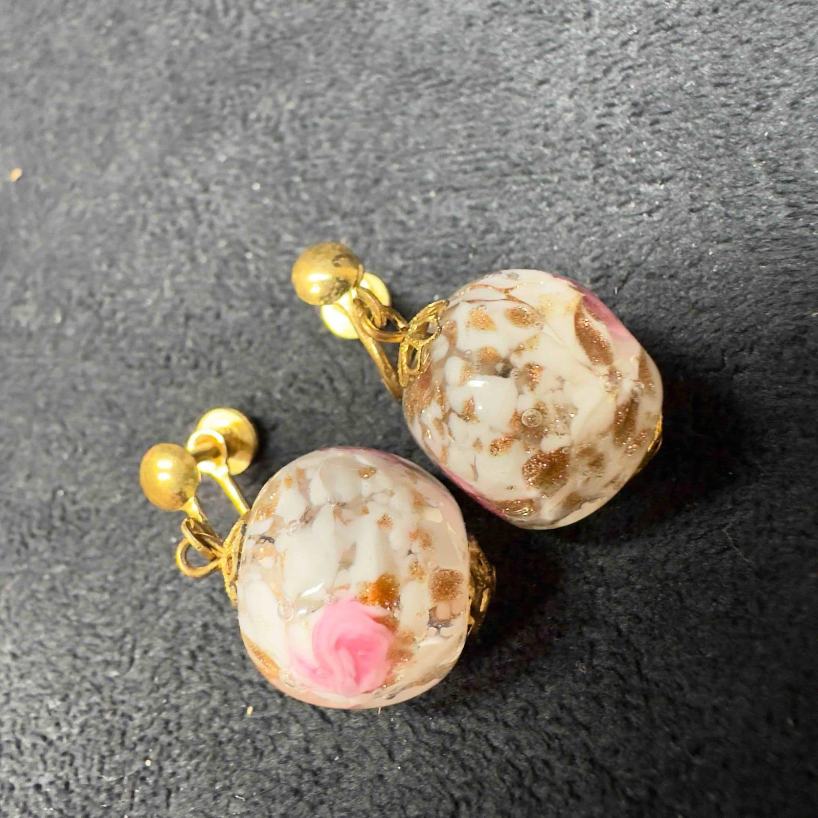 Murano Venetian Art Glass Lamp Work Clear White Bead Pink Floral Dangle Earrings D63: Murano Venetian Art Glass Lamp Work Clear White Bead Pink Floral Dangle Earrings D63. Earrings with clear white glass beads with beautiful designs on each. The earrings feature copper colored and