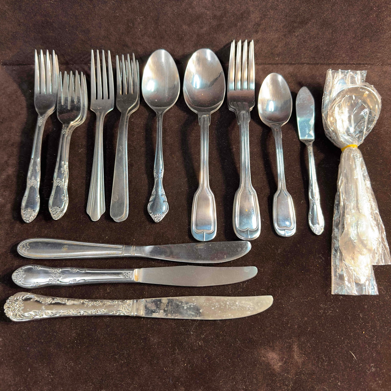Collection Stainless Steel Silverware Flatware Lot of 25 Twenty Five: Collection Stainless Steel Silverware Flatware Lot of 25 Twenty Five. This silverware set includes 25 pieces of flatware. Each handle features a various designs and made by different companies. All si