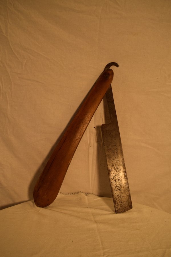 Overscale Straight Razor (1 of 1)