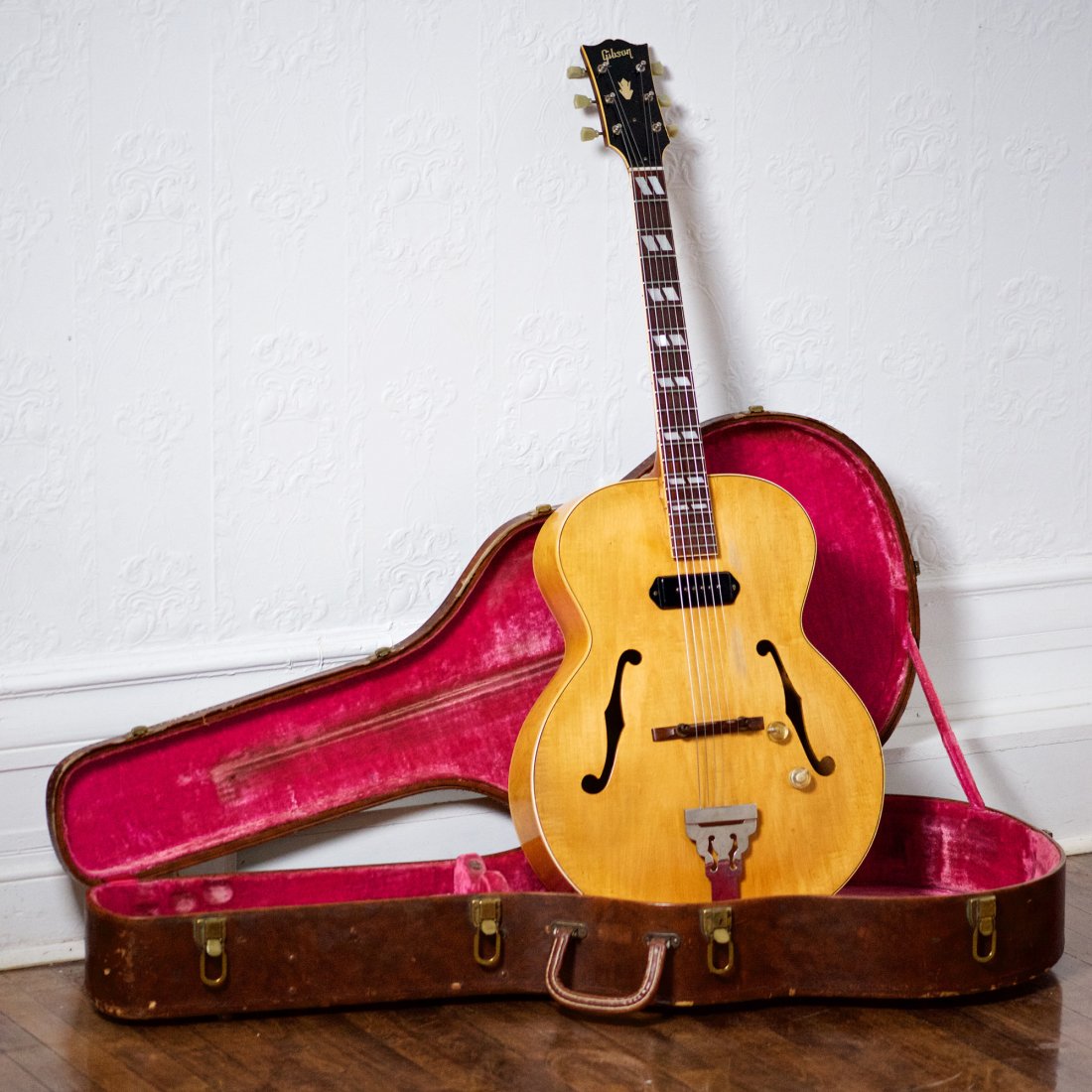 1947 Gibson ES300 Natural Archtop Electric Guitar (1 of 9)
