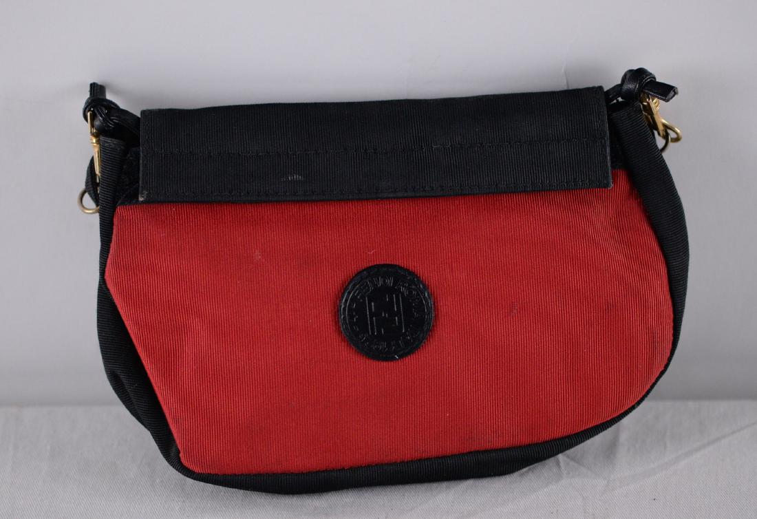 Fendi - Sac à bandoulière -: Fendi () Italie/Italy Sac à bandoulière () Petit sac Fendi rouge et noir en tissu et en cuir, fermeture en velcro et fixation pour la taille Small crossbody back and red Fendi bag, fabric and leathe