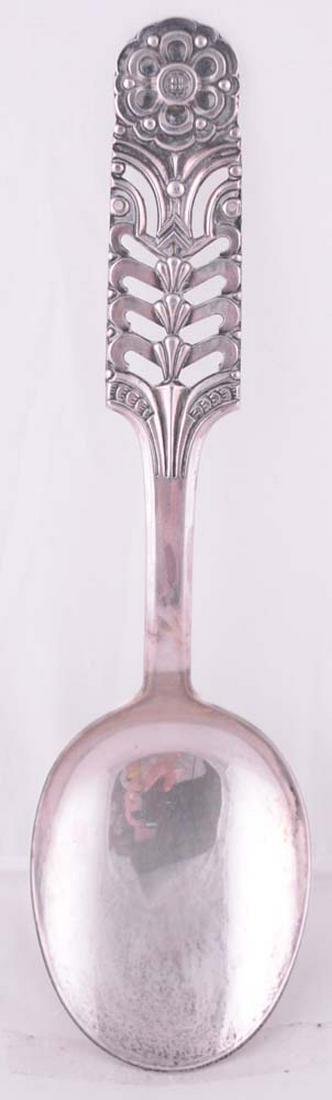 David Andersen - Cuillère à service en argent: David Andersen (1876-) Cuillère à service en argent sterling, poinçon au dos 112.3 g Sterling silver service spoon, hallmark on the back 112.3 g 8 1/2" - 21.59 cm Rapport de condition :