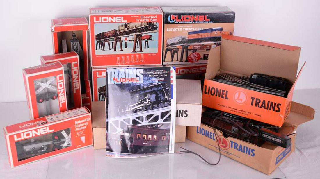 Lionel - Lot d'accessoires dans leur boîte é: Lionel (XX) Lot d'accessoires Lionel dans leur boîte, échelle HO Lot of O sclae Lionel accessories, in its original box - Rapport de condition : Sur demande, nous nous ferons un plaisir de r