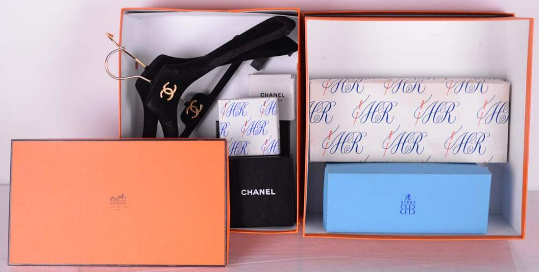 Hermès, Chanel, Holt Renfrew, Birks - 14 boî: Hermès, Chanel, Holt Renfrew, Birks () Quatre boîtes Hermès, trois boîtes et trois cintres Chanel, trois boîtes Holt Renfrew, une boîte Biks Four Hermès boxes, three