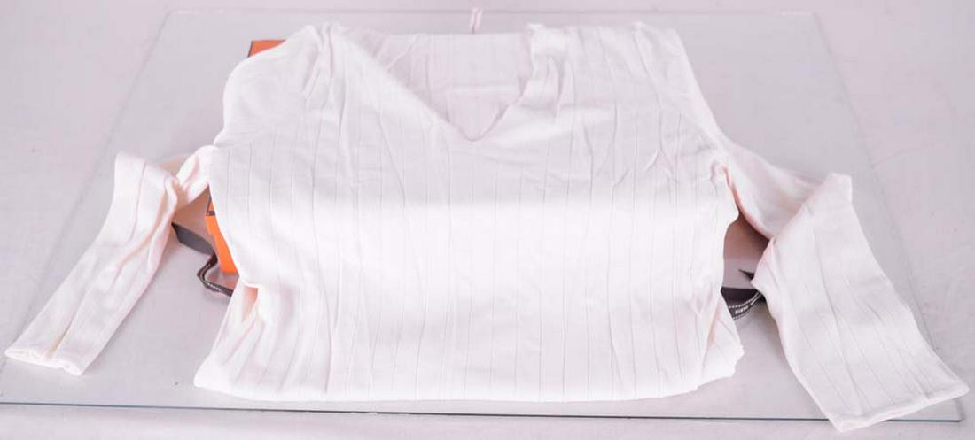 Hermès - Haut pour femme dans sa boîte -: Hermès () Haut blanc pour femme en viscose et polyester, col en V et manches longues, taille ME, fabriqué en Italie. Dans sa boîte d'origine Hermès avec ruban Woman white top made