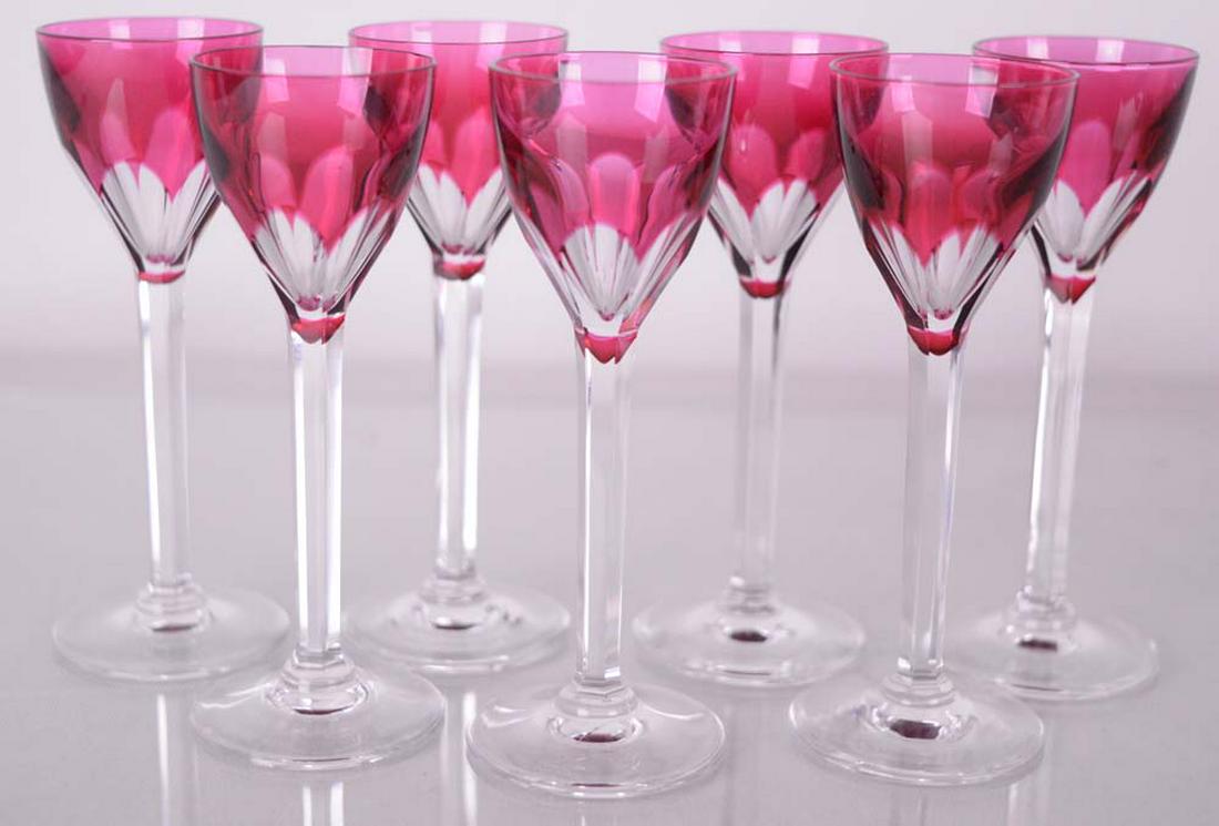 Val-St-Lambert - Ensemble de 7 verres à liqueur,: Val-St-Lambert (XX) Ensemble de 7 verres à liqueur Val St-Lambert (5 1/8"), verre coloré ciselé, modèle Gevaert Set of 7 Val St-Lambert sherry glasses (5 1/8"), cranberry cut to cl