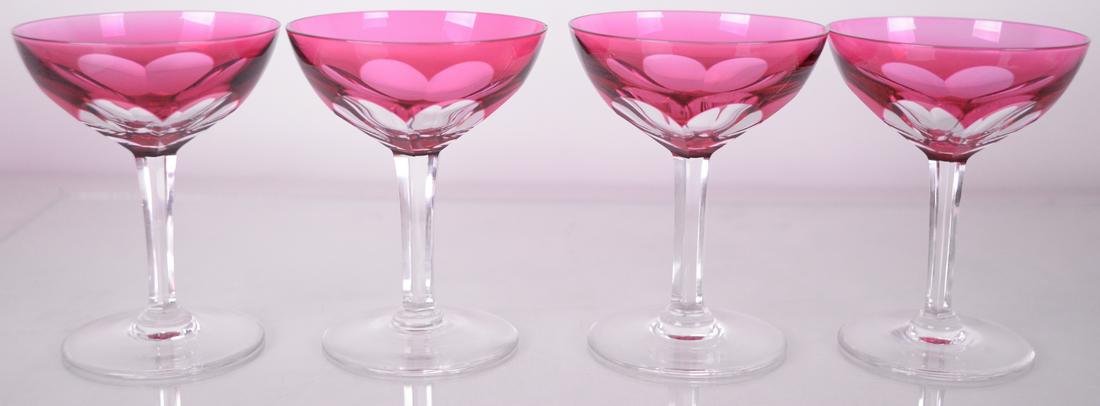 Val-St-Lambert - Ensemble de 4 coupes à champagne,: Val-St-Lambert (XX) Ensemble de 4 coupes à champagne Val St-Lambert (5 1/4"), verre coloré ciselé, modèle Gevaert Set of 4 Val St-Lambert champagne glasses (5 1/4"), cranberry cut to clear glass, 