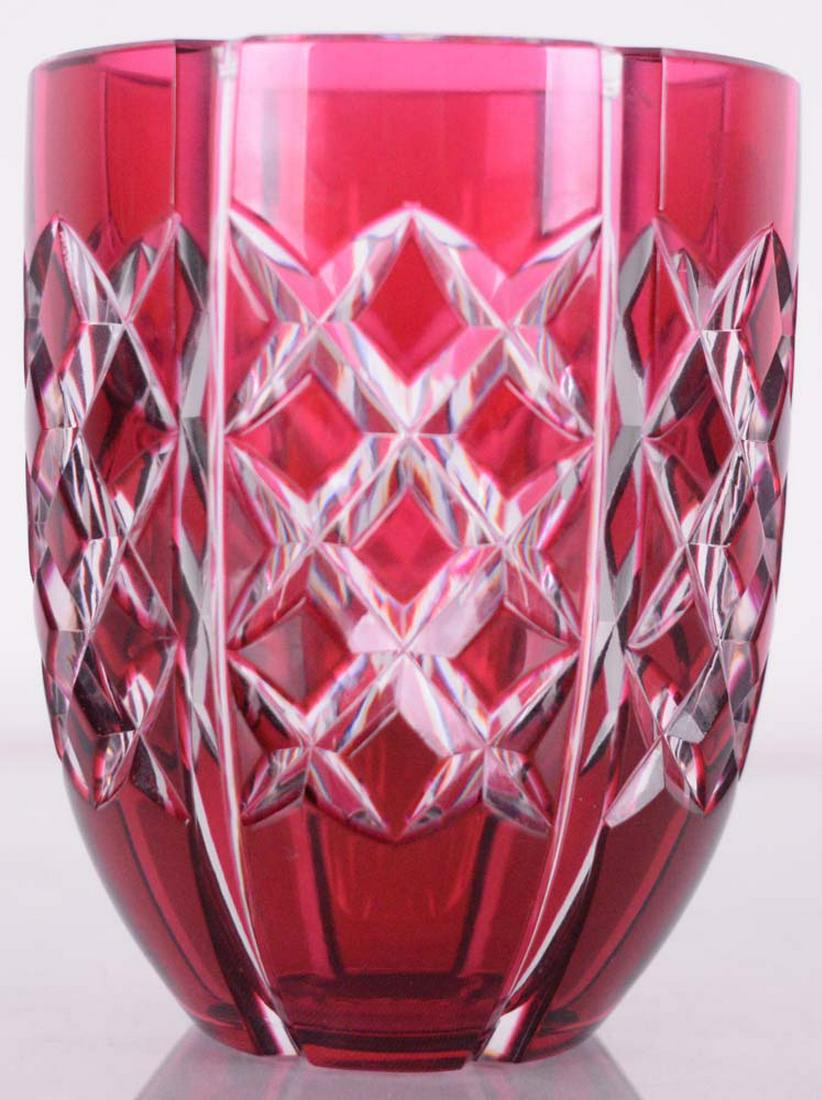 Val-St-Lambert - Vase en cristal cranberry -: Val-St-Lambert (XX) Vase en cristal cranberry, signé Val St Lambert en-dessous Cranberry crystal Val-St-Lambert vase, signed Val st Lambert underneath 5 3/4" x 4 1/2" x 4 1/2" - 14.6 x 11.4 x 11.