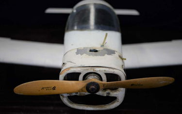 Avion téléguidé à moteur à essence