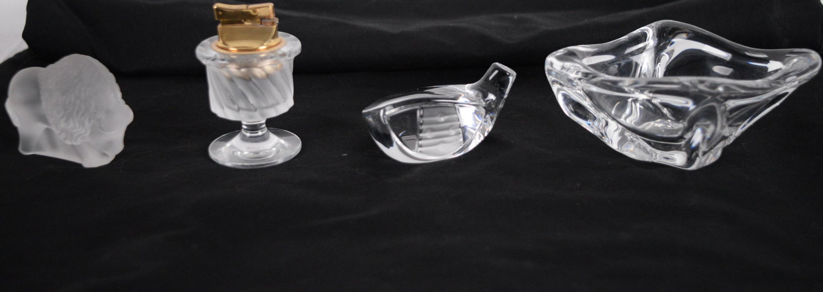Lot of art glass Daum, Lalique, Hof Bauer..: Lot of art glass Daum, Lalique, Hof Bauer.. Description (FR): Lot de verre d'art incluant un cendrier signé Daum, un briquet signé Lalique France, un baton de golf avec étiquette Hof Ba