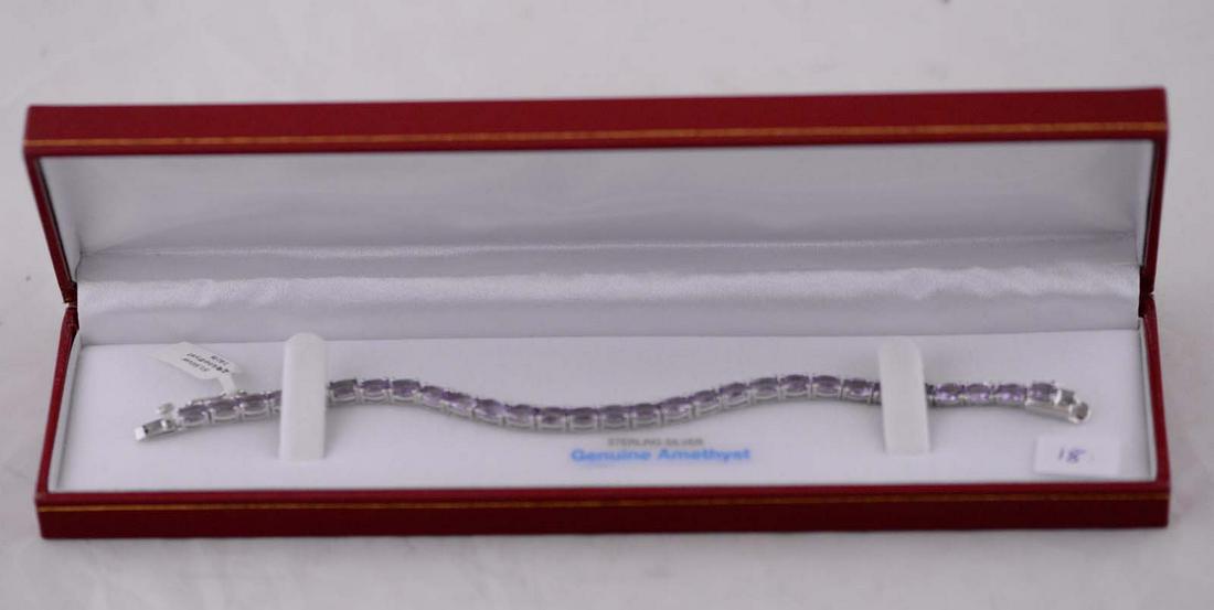 Sterling Silver genuine Amethyst Tennis Bracelet, 29: Sterling Silver genuine Amethyst Tennis Bracelet, 29 Amethysts (14cts) Description (FR): Bracelet pour femme style tennis en argent 925 moulé et assemblé. État neuf.29 améthystes o