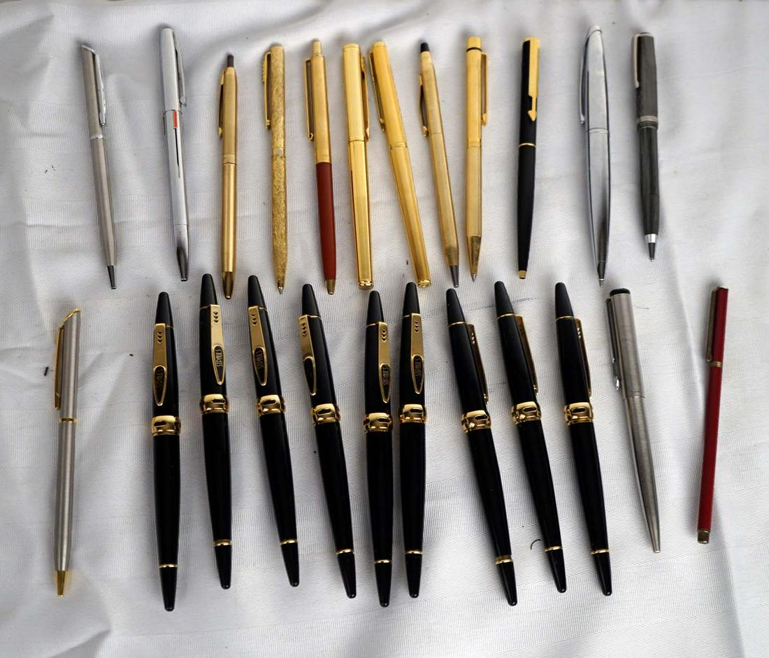 Lot of vintage pens (1 of 3)