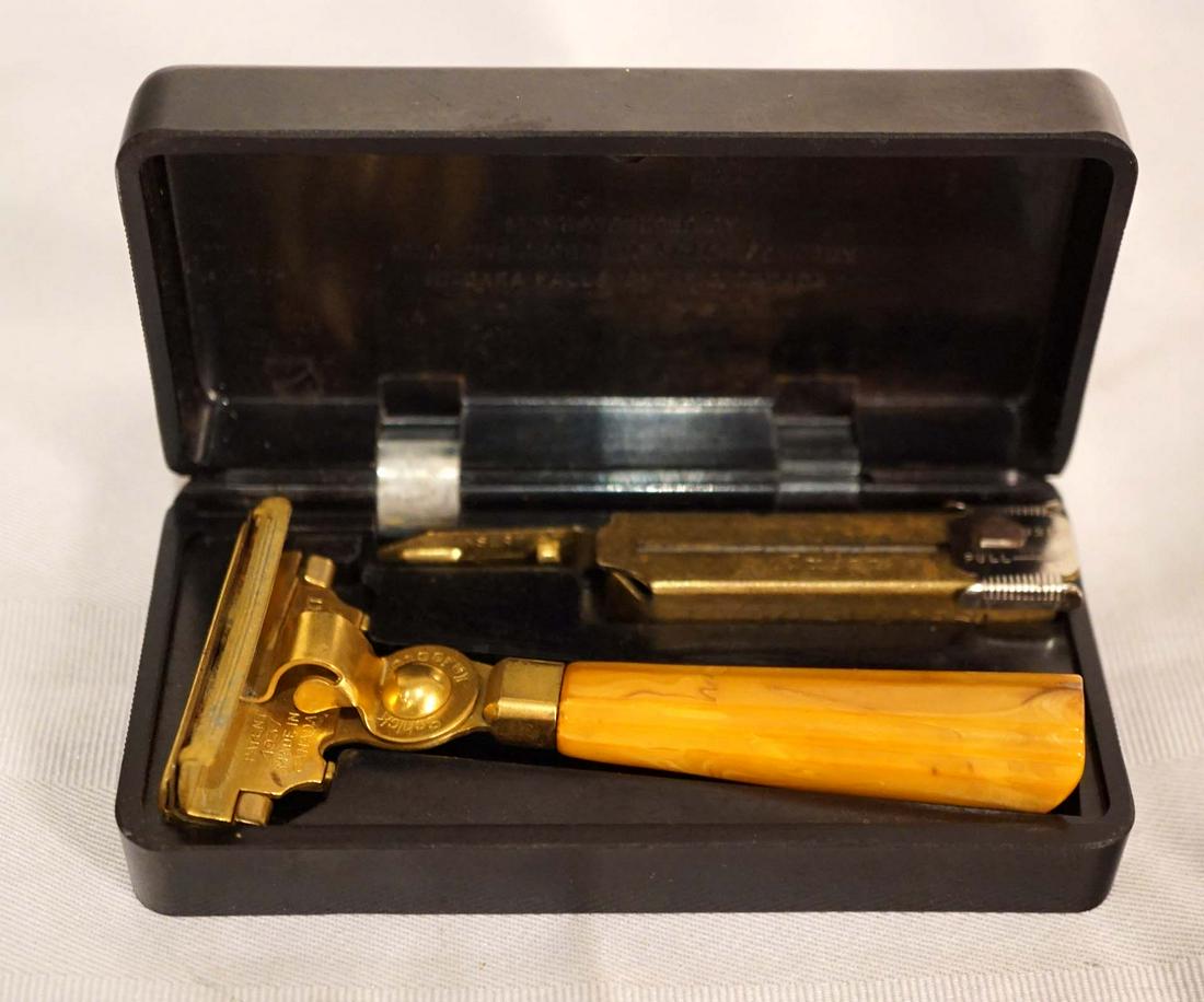 Vintage Schick Injector razor - 1937: Vintage Schick Injector razor (1937) Description: Vintage Schick Injector razor Vintage Schick Injector razor dated 1937, made in Canada, Butterscotch bakelite handle, original case and injector, no b
