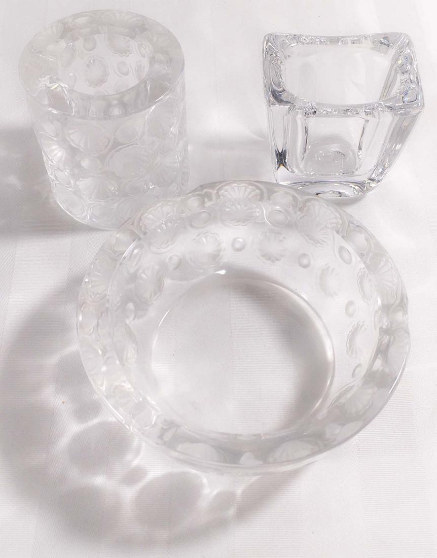 Lalique, Daum - Lot of art glass: Lalique, Daum (XX) Lot of art glass Description: Art glass lot including an ashtray and a vase signed Lalique France and a vase signed Daum France Dimension (PO): Le cendrier mesure 5 1/4" de diametre
