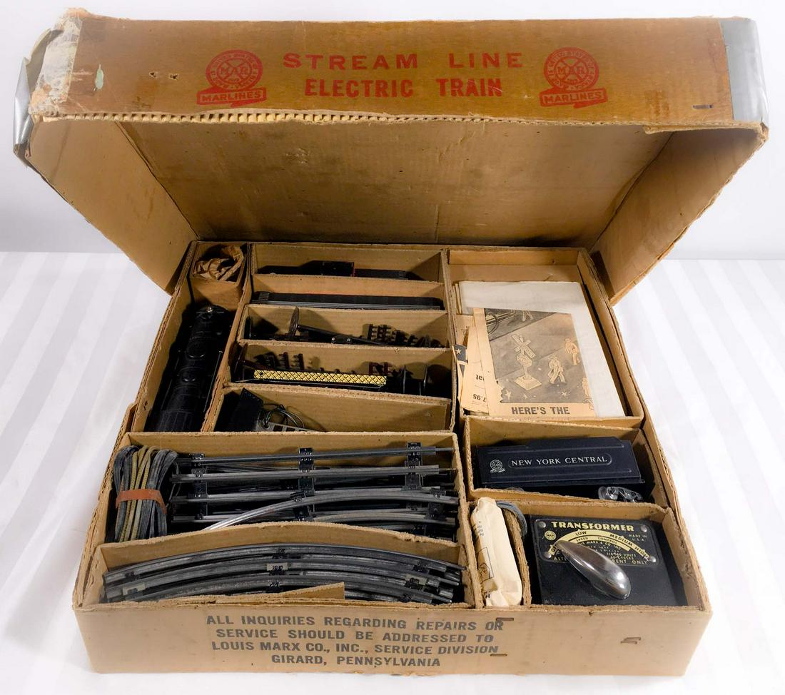 Louis Marx - Vintage electric train set: Louis Marx Vintage electric train set Description: Vintage electric train set by Louis Marx, Stream line steam type electric train. Original box with engine, wagons, rails and accessories. Dimension (