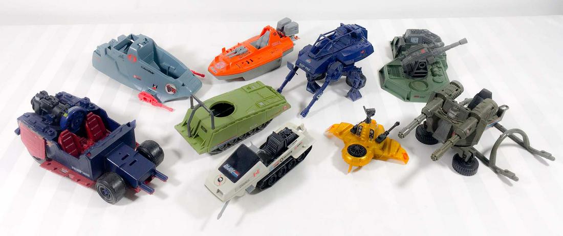 Lot of vintage GI joe figurines and accessories -: Lot of vintage GI joe figurines and accessories (1980's) Description: Important lot of vintage GI joe figurines, vehicles and accessories, all are dated Hasbro 1980's. Dimension (PO): Figurines hauteu