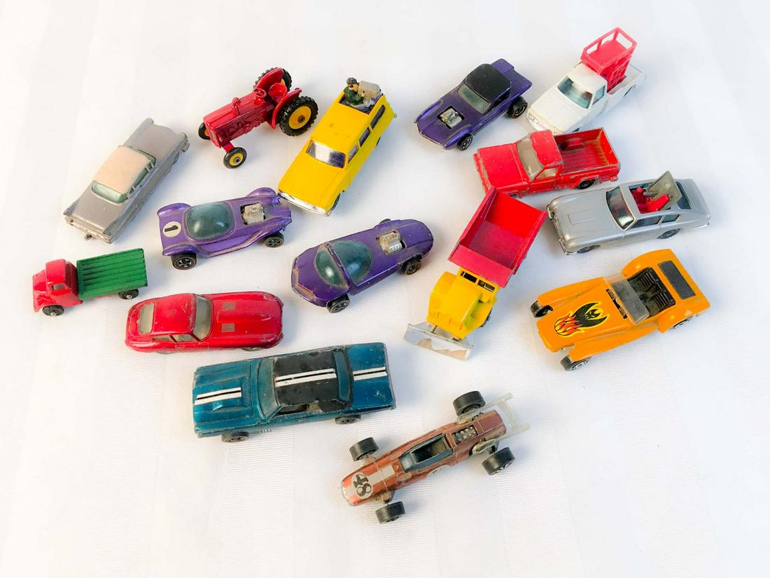 Vintage collection of metal toy cars: Vintage collection of metal toy cars Description: Vintage collection of metal toy cars, Lesney, Husky, Corgi, Hot Wheels Redline, Matchbox, Dimension (PO): App. 3" long Dimension (CM): App. 7.62 cm lo