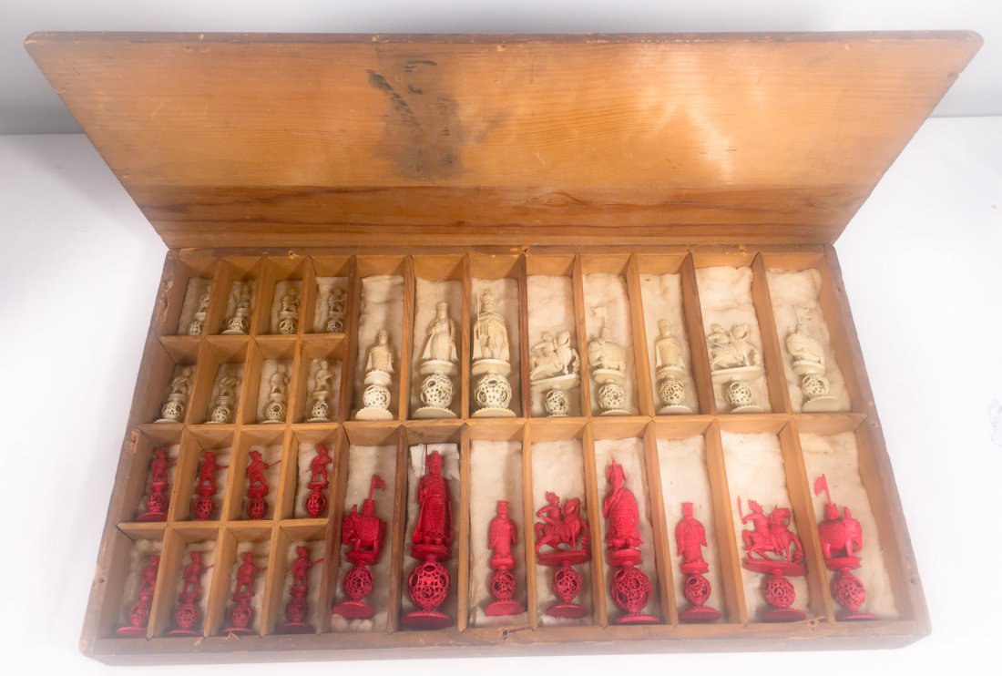Antique carved bone "puzzleball" chess set c1900: Jeu d'échec antique cantonais "puzzleball" en os sculptéAntique carved bone "puzzleball" chess setc1910 Jeu d'échec antique cantonais (Chine) en os sculpté, Toutes les 32 pièces sont sculptées �