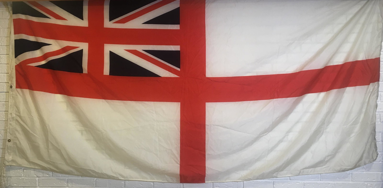 Large british royal navy flag - 1960's: Large british royal navy flag (1960's) Description: Large british royal navy flag, label J.J.Turner company limited Dimension (PO): 9' x 4 1/2' Dimension (CM): 2.74 x 1.22 mètres Condition
