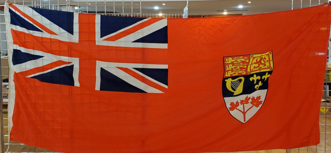 Large old canadian flag - 1957-1965: Large old canadian flag (1957-1965) Description: Large canadian flag, 1957-1965 period, label Scyco product, made in Canada Dimension (PO): 9' x 4 1/2' Dimension (CM): 2.74 x 1.22 mètres Co