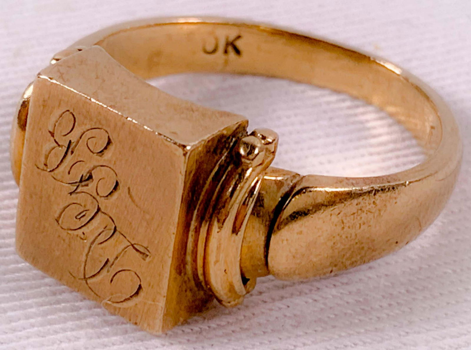 Men's gold ring (1 of 3)