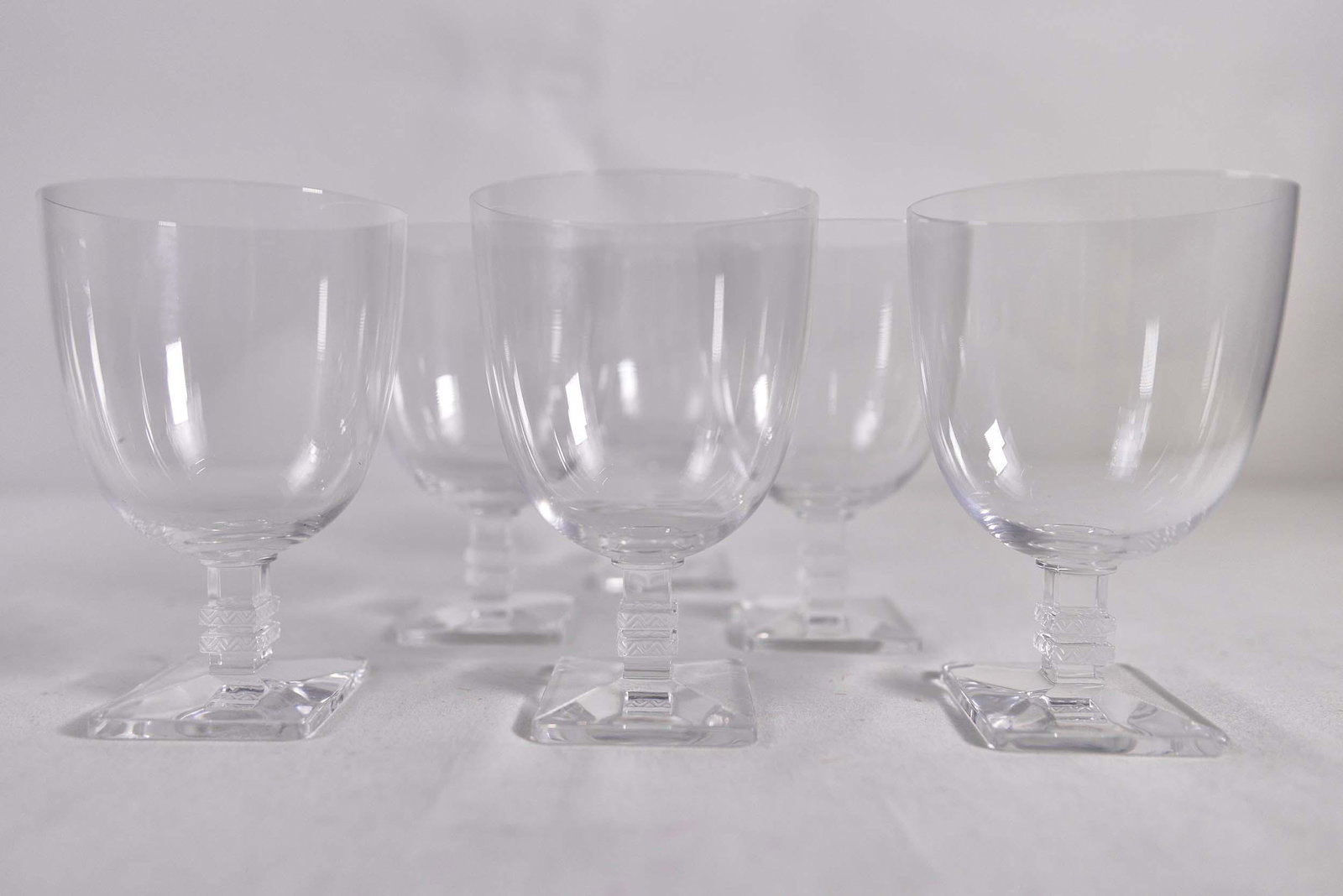 Lalique - Set of crystal wine glasses: Lalique Set of crystal wine glasses Description: 6 wine glasses signed Lalique, France below Dimension (PO): 5 1/2" x 3 3/4" x 3 3/4" Dimension (CM): 13.97 x 9.53 x 9.53 cm Condition rep