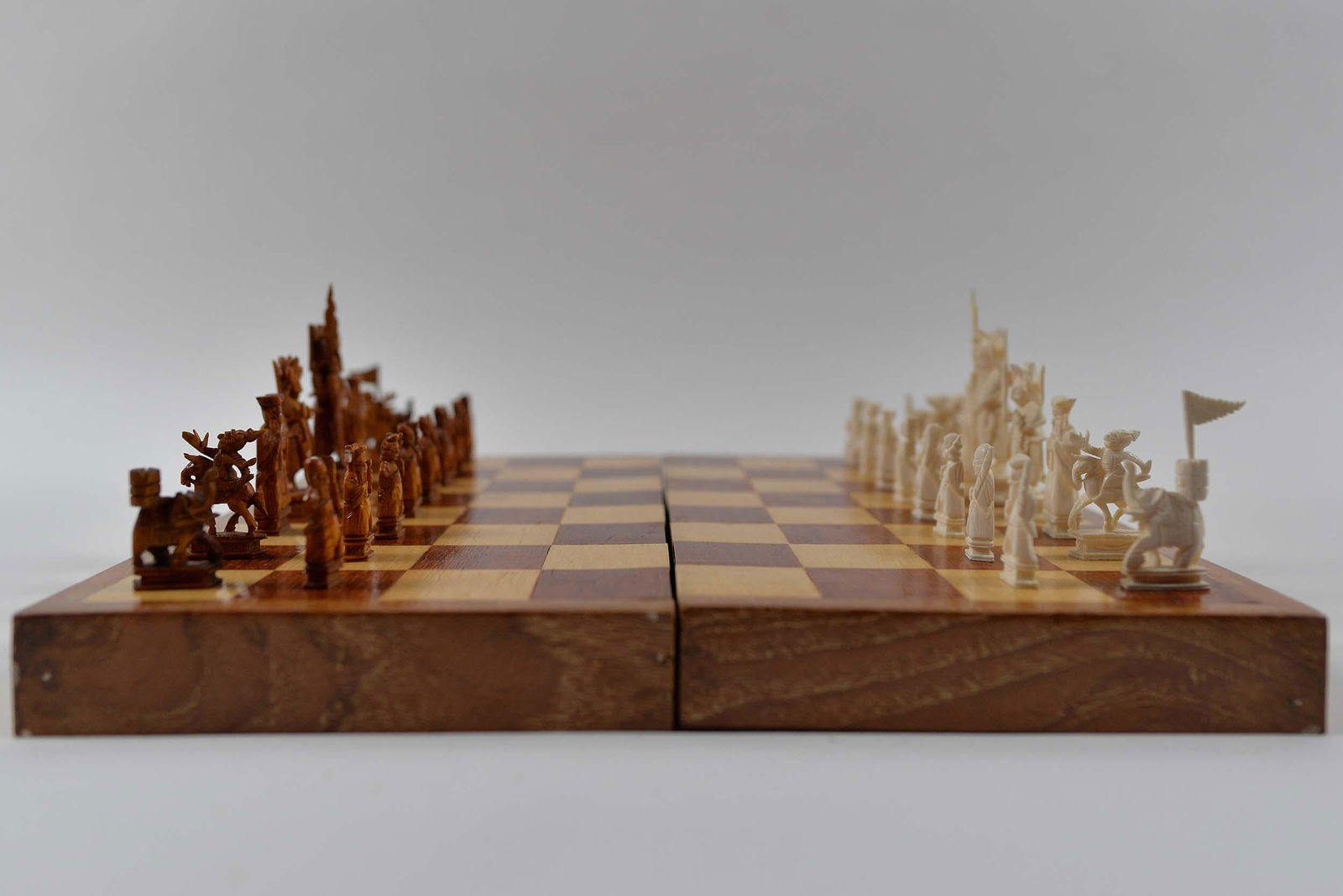 Old horn chess game: Old horn chess game Description: Old chess set in carved horn, the dark pieces are dyed with tea, the chess box is in inlaid wood. Dimension (PO): Pièces de 1 1/2" à 3 3/4", le coffret mesure 14" x
