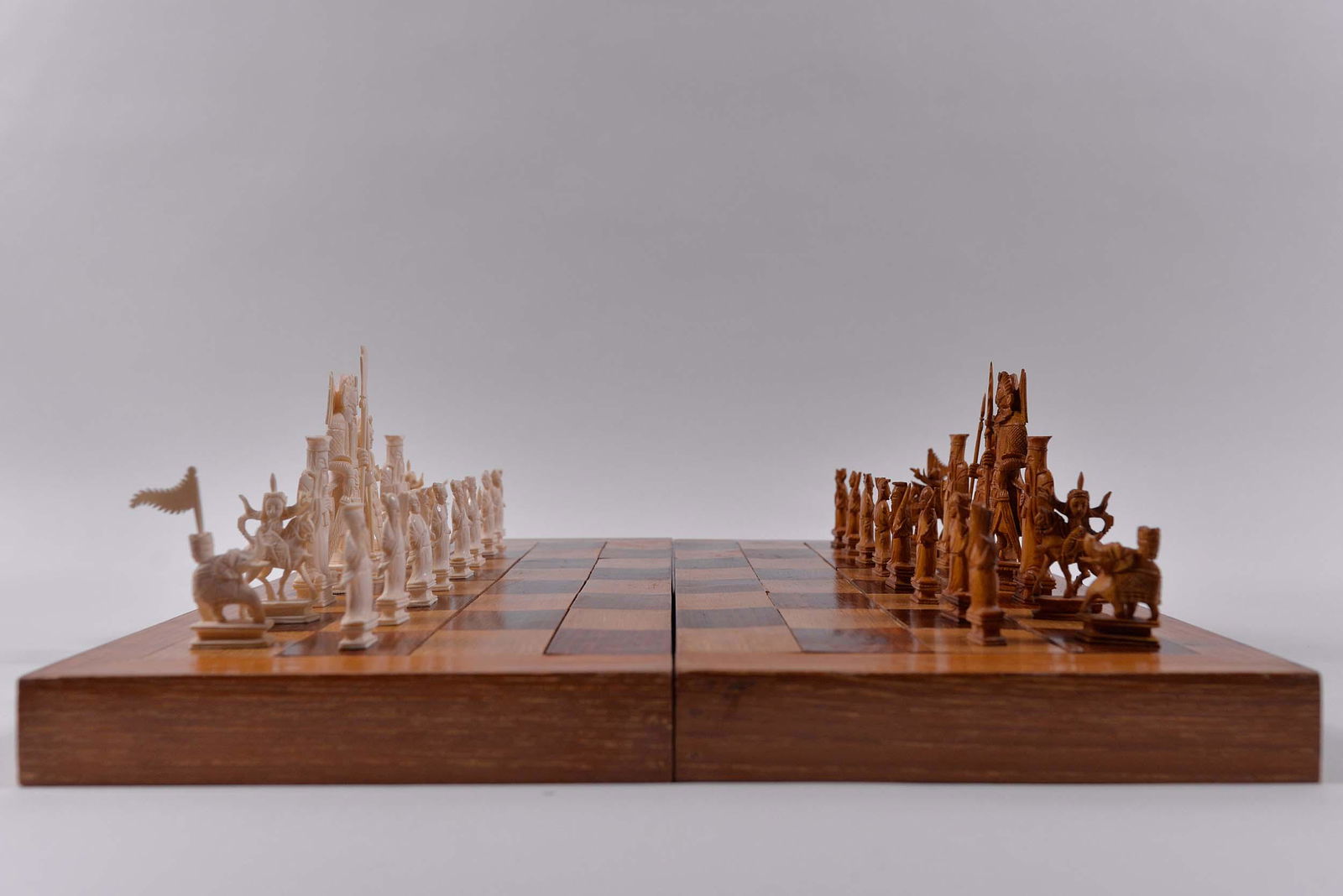 Old horn chess game: Old horn chess game Description: Old chess set in carved horn, the dark pieces are dyed with tea, the chess box is in inlaid wood. Dimension (PO): Pièces de 2" à 4 1/2", le coffret mesure 16" x 8" x