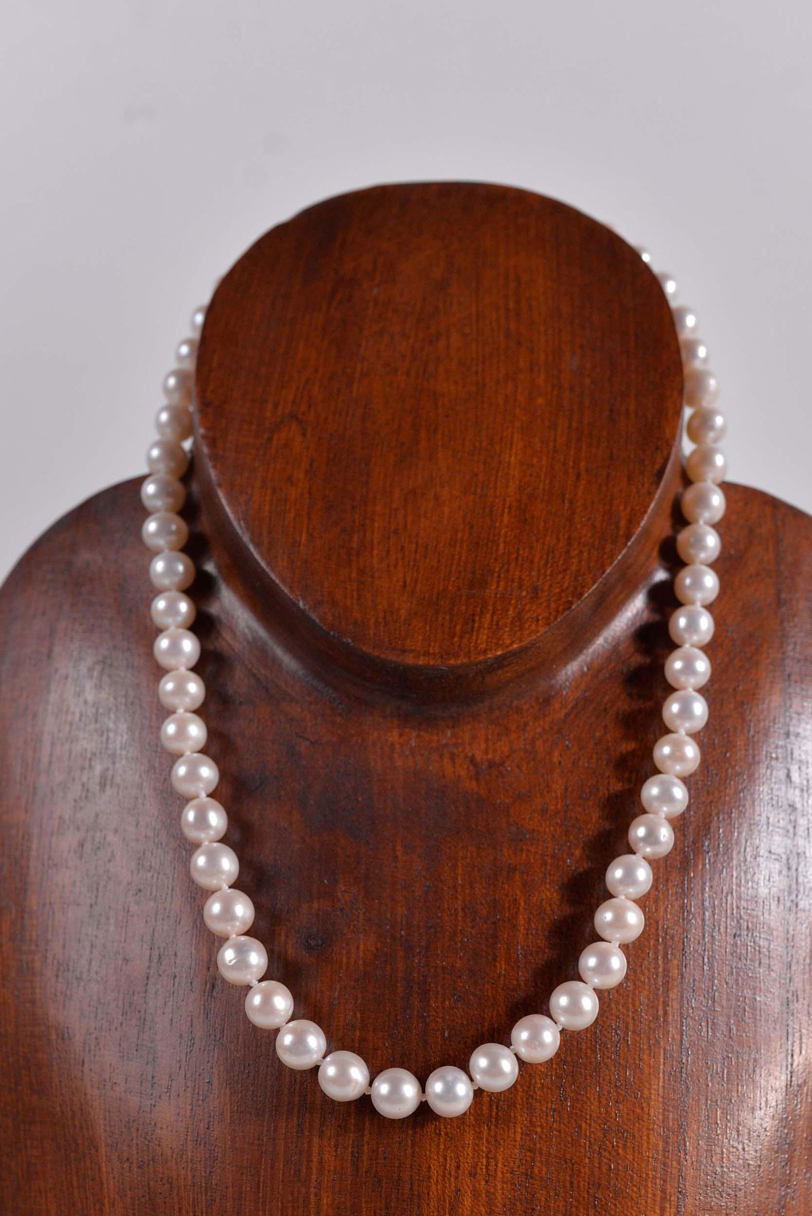 Cultured pearls necklace (1 of 3)