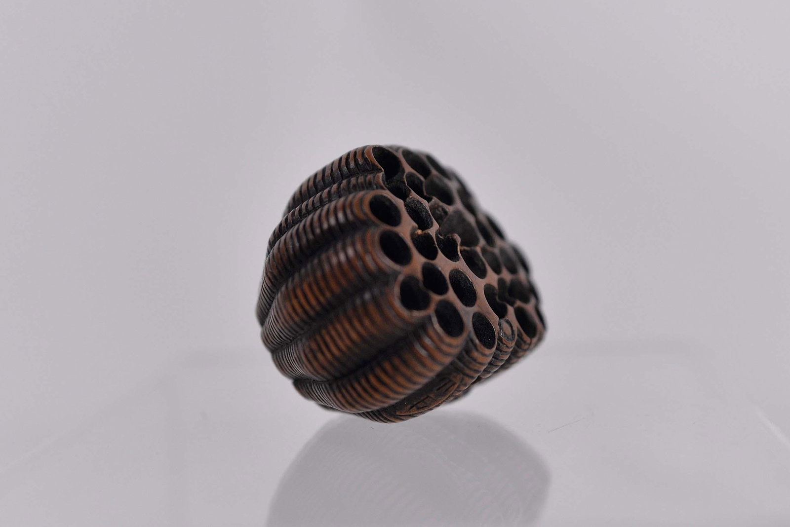 Netsuke wasp nest - Début XXème siècle: Netsuke wasp nest (Début XXème siècle) Description: Dyed bone netsuke, signature on the side Dimension (PO): 1 1/4" x 1 1/2' x 1 1/2' Dimension (CM): 3.17 x 3.81 x 3.81 cm Condition report: