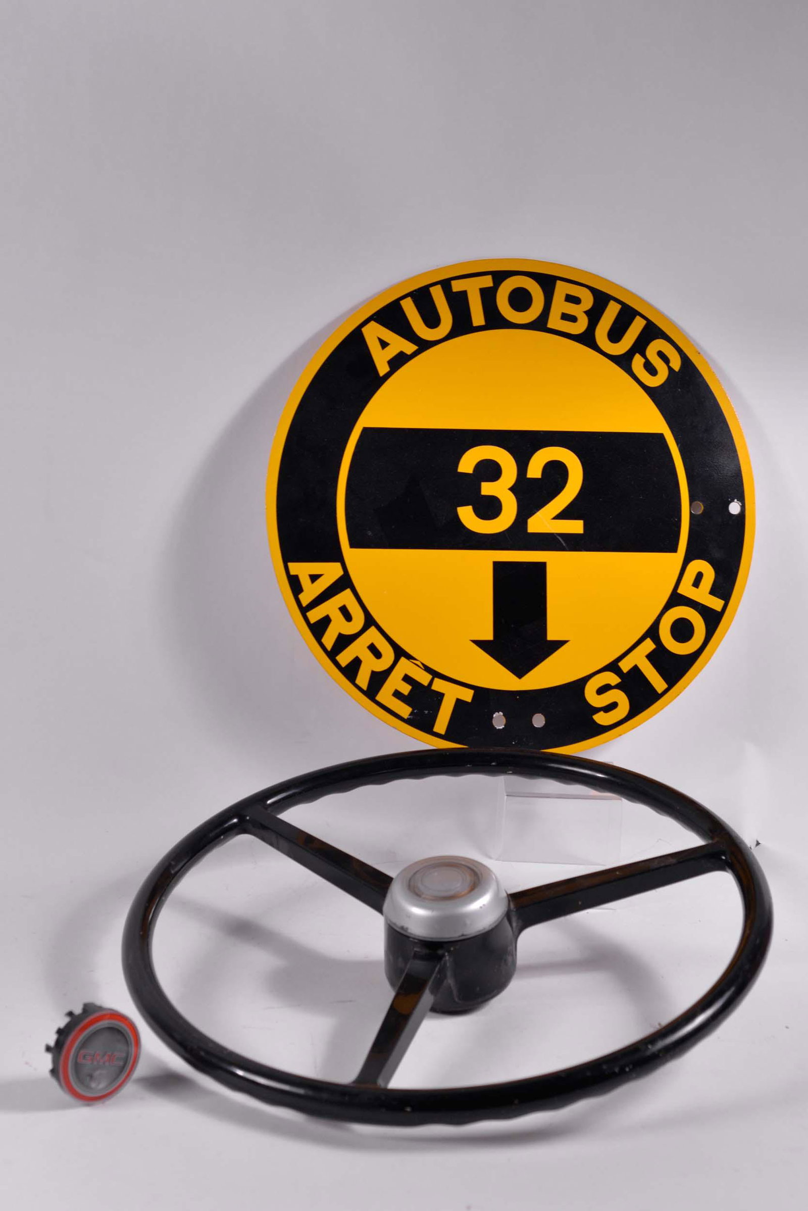 STM Bus steering wheel and sign: STM Bus steering wheel and sign Description: Steering wheel marked GMC in the center, sign in enamelled metal Dimension (PO): Volant diametre 20", affiche diametre 18" Dimension (CM): Volant diametre