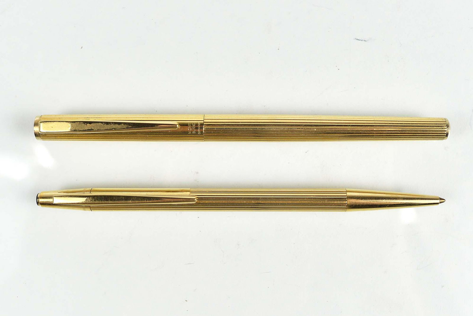 Montblanc - Fountain pen and ballpoint pen: Montblanc Fountain pen and ballpoint pen Description: Both are gold plated, the fountain pen nib is marked 585 on the tip and Montblanc Germany on the cap, the other is marked on the clip Montblanc No