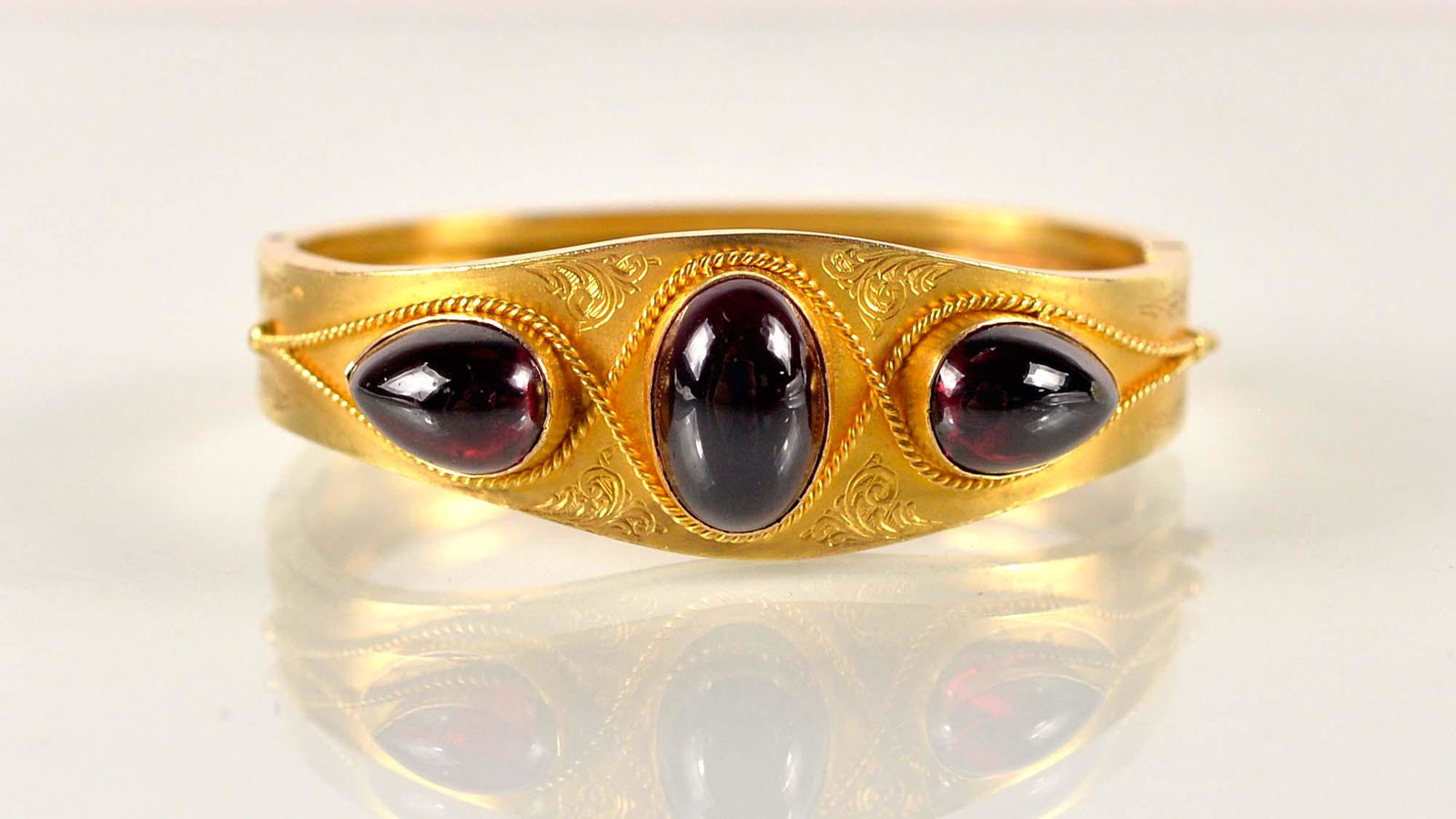Women's gold bracelet with garnets, replacement value (1 of 4)