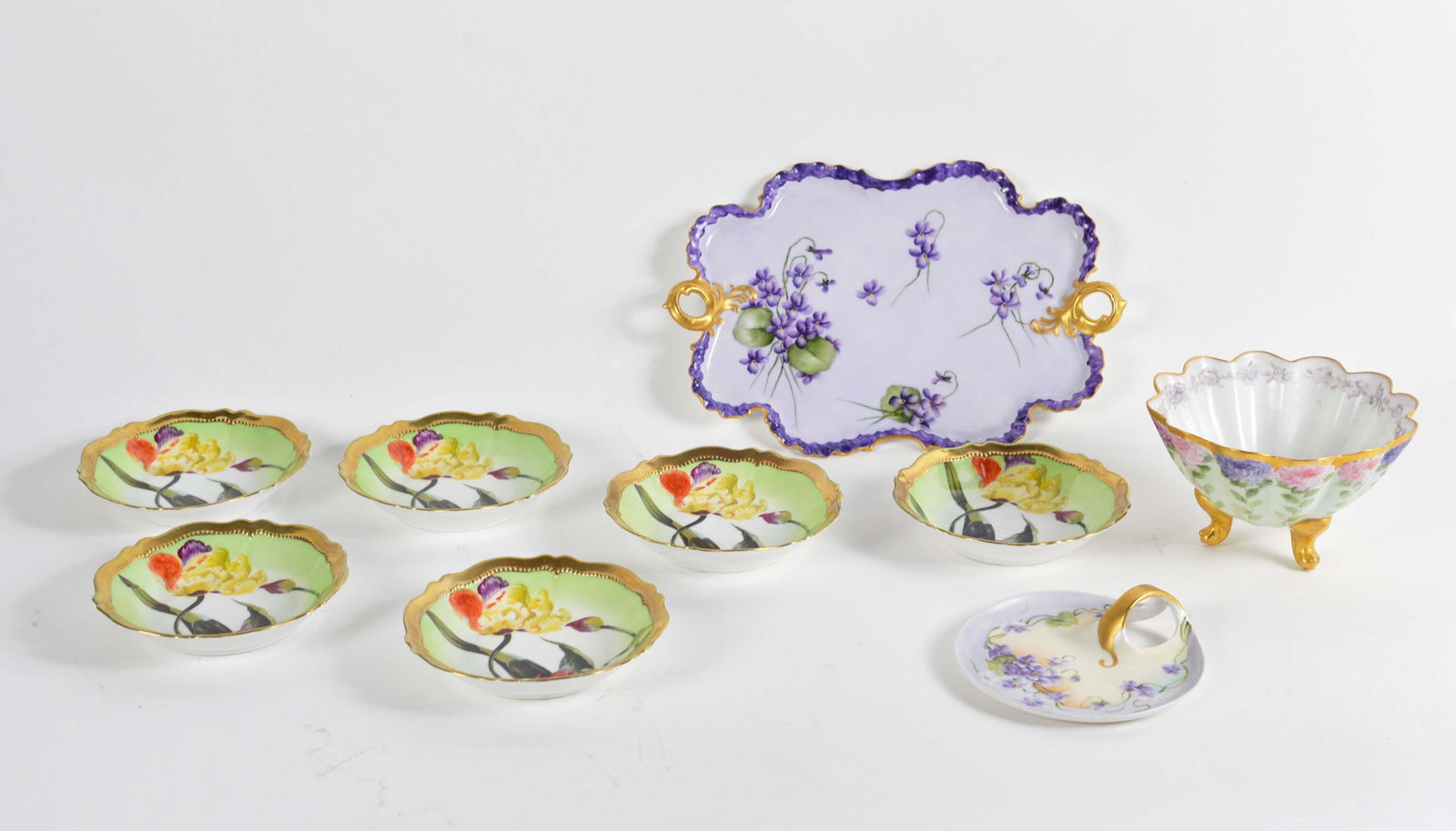 Vintage painted porcelain lot: Vintage painted porcelain lot Autriche et autres / Austria and others Description: Hand painted porcelain, various marks from Czechoslovakia, Austria, Bavaria.Bowl 3 1/2" x 6" x 6", plate 11" x 7 1/2"