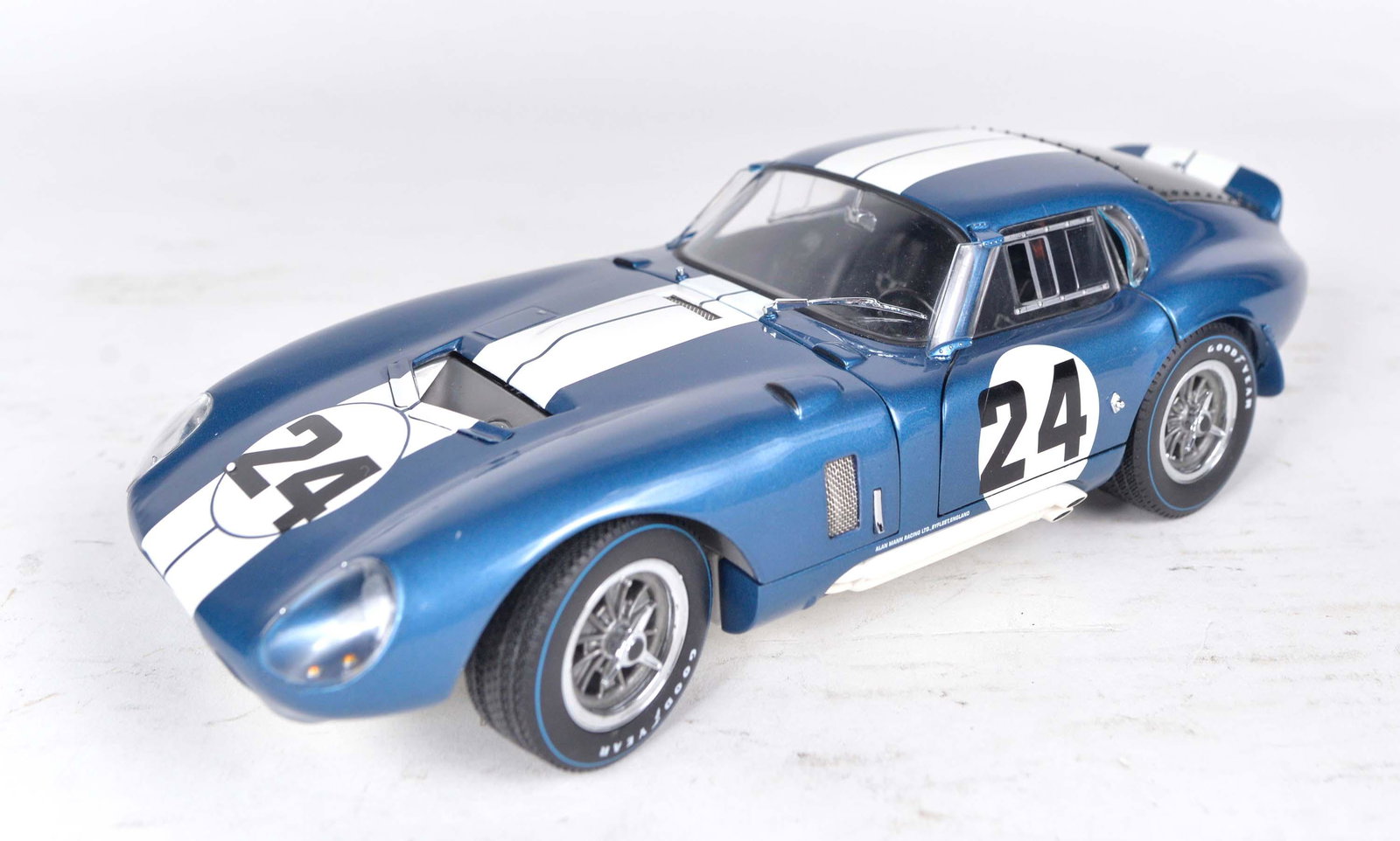 Exoto Racing Legends - Cobra Daytona Coupe 1965 (1 of 6)