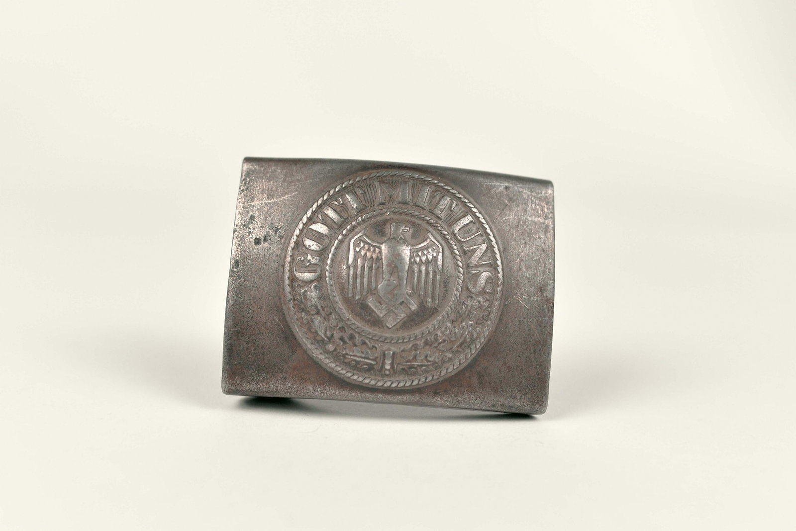 World War II Belt Buckle: World War II Belt Buckle Allemagne / Germany Gott Mit Uns, boucle de ceinture en acier marquée au dos IKA World War II Belt Buckle Allemagne / Germany Gott Mit Uns, steel belt buckle marked on the ba