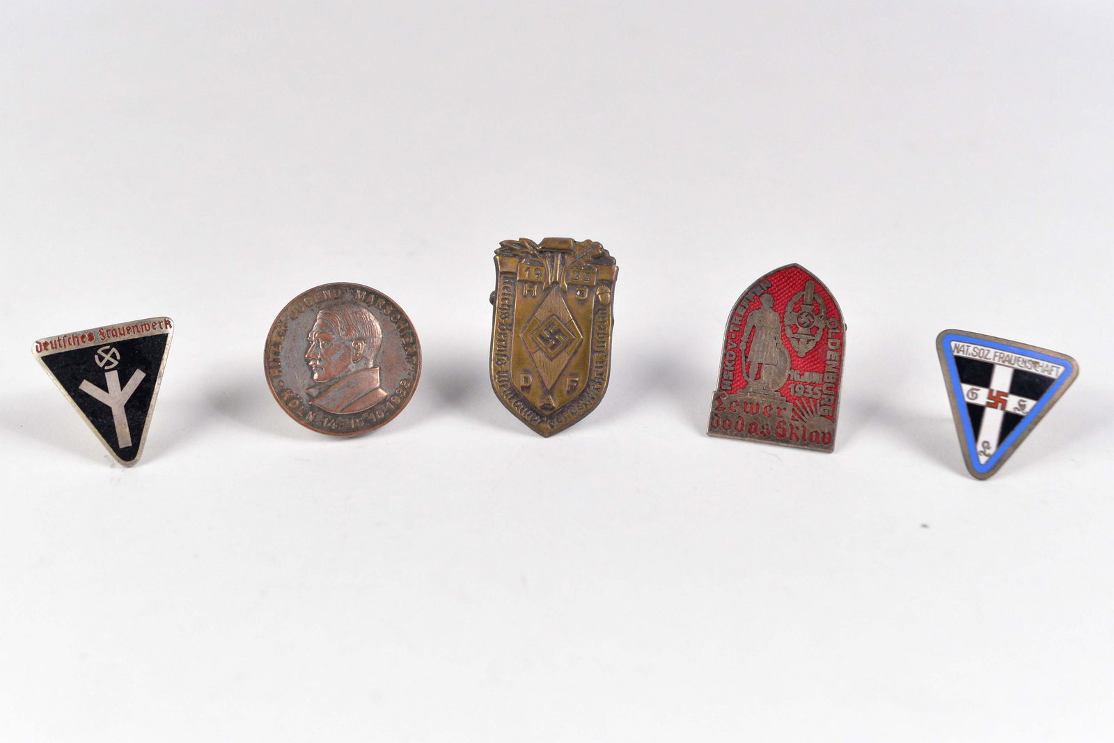 Lot of five nazi tinnies: Lot of five nazi tinnies Allemagne / Germany Toutes sont faites en métal, dont 3 sont émaillées Lot of five nazi tinnies Allemagne / Germany All are made of metal, including 3 which are enamelled