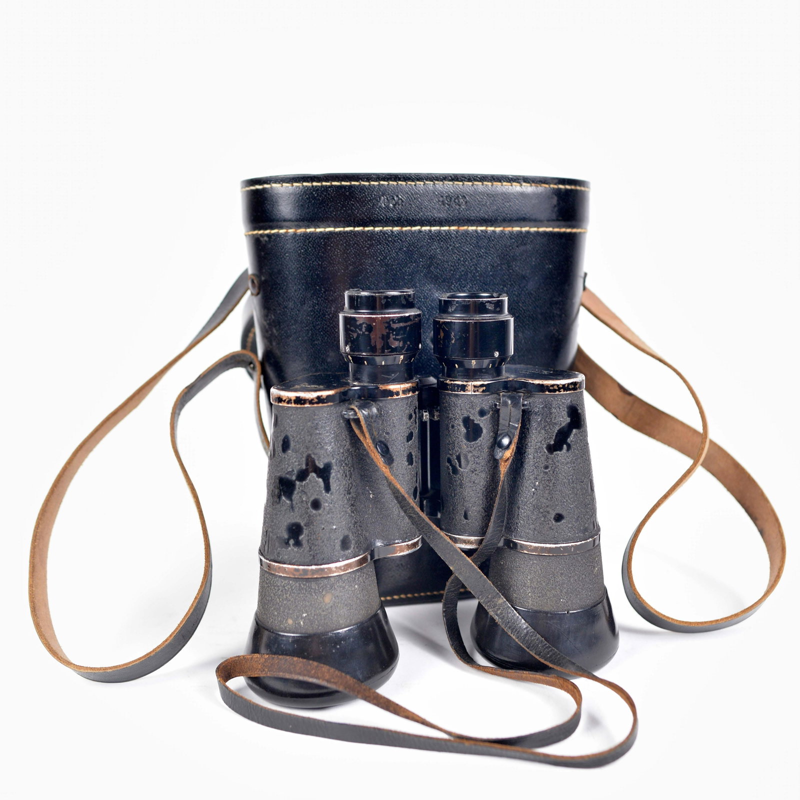 Pair of World War II military binoculars: Pair of World War II military binoculars Allemagne / Germany Marquée 7x50, 2149178 blc (Carl Zeiss Jena) avec aigle nazi surmontant un M, étui en cuir original marqué beh 1943 Pair of World War II 
