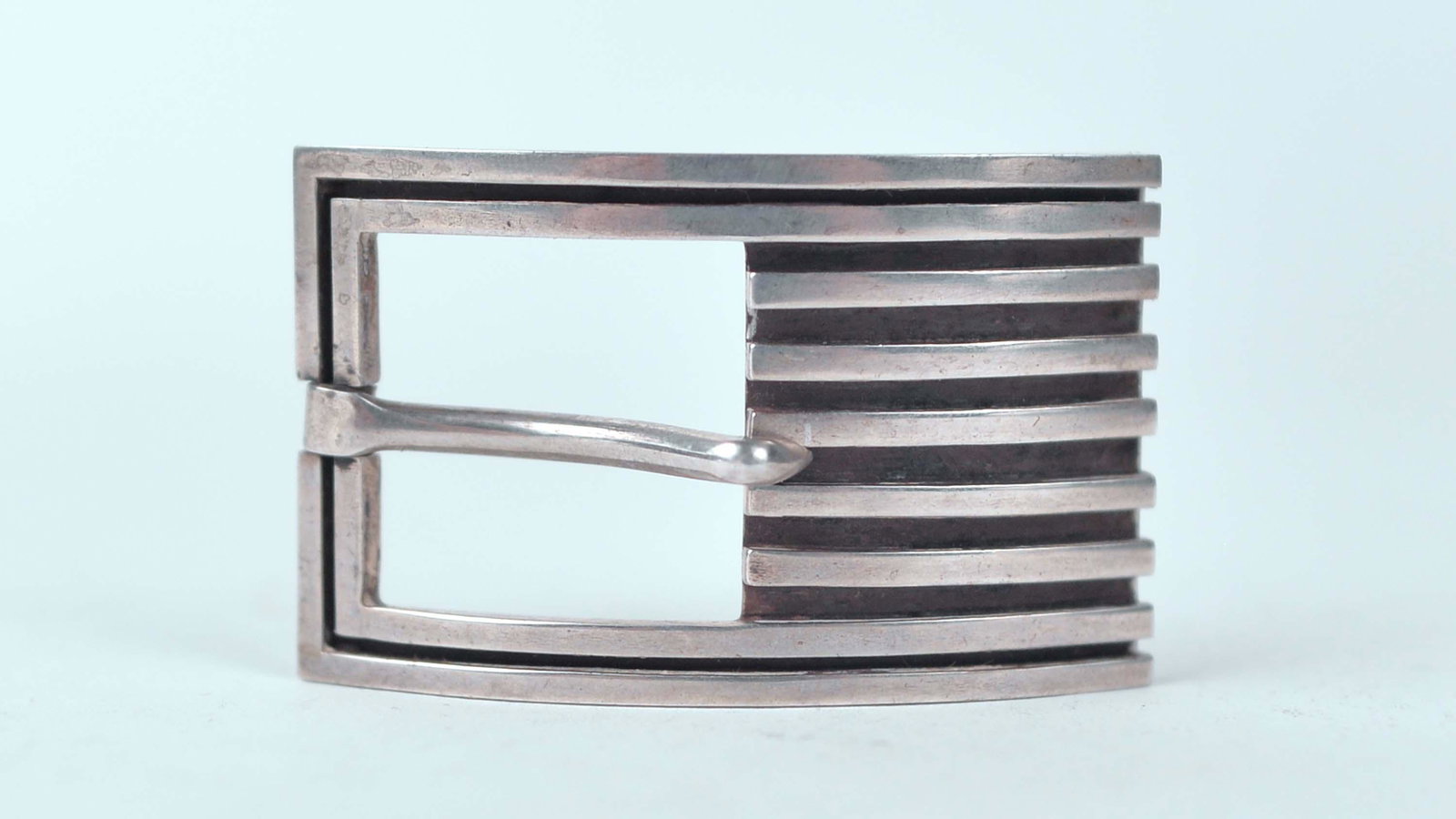Antonio Pineda - Belt buckle: Antonio Pineda (XX) Belt buckle Description: Sterling silver belt buckle, hallmarks on the back 37.9 g Dimension (PO): 1 1/2" x 2 1/2" Dimension (CM): 3.81 x 6.35 cm Condition report:<