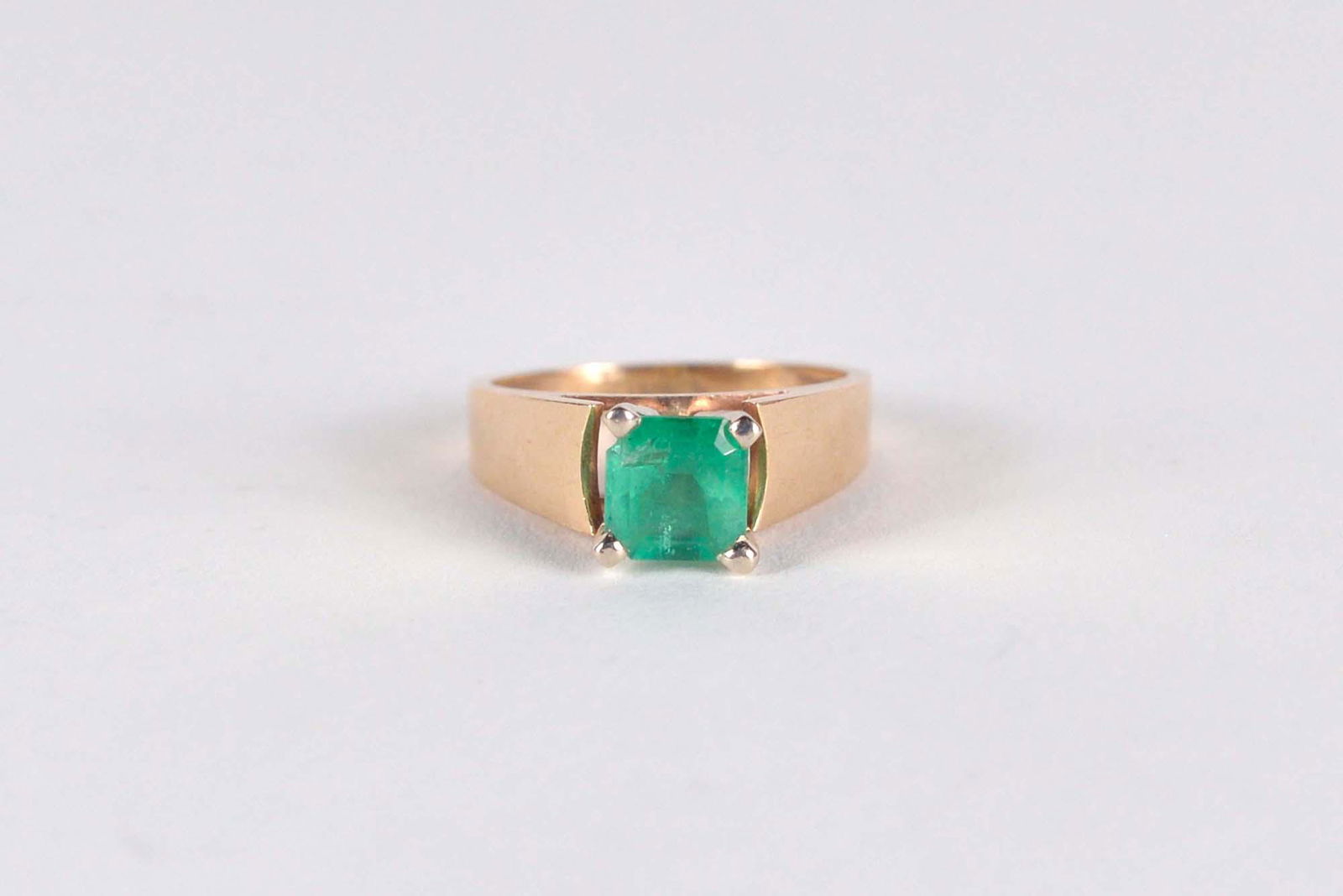 10K yellow gold ladie's ring set with an emerald (1 of 5)