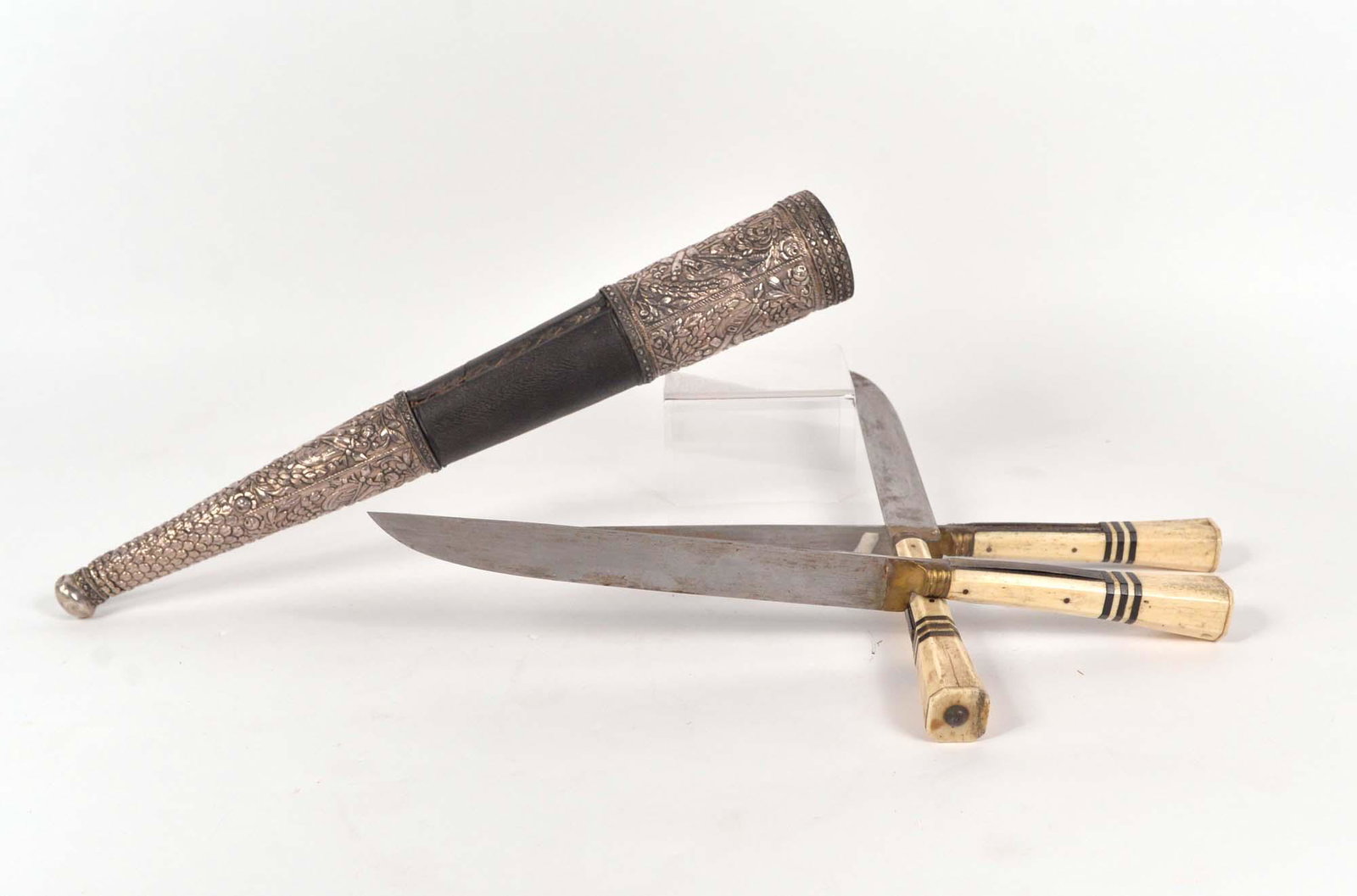 Set of large antiques knives with quiver: Set of large antiques knives with quiver Description: Set of large hand forged knives with bone handle, the quiver is made of leather with embossed silver plates figuring armories Dimension (PO): Cout